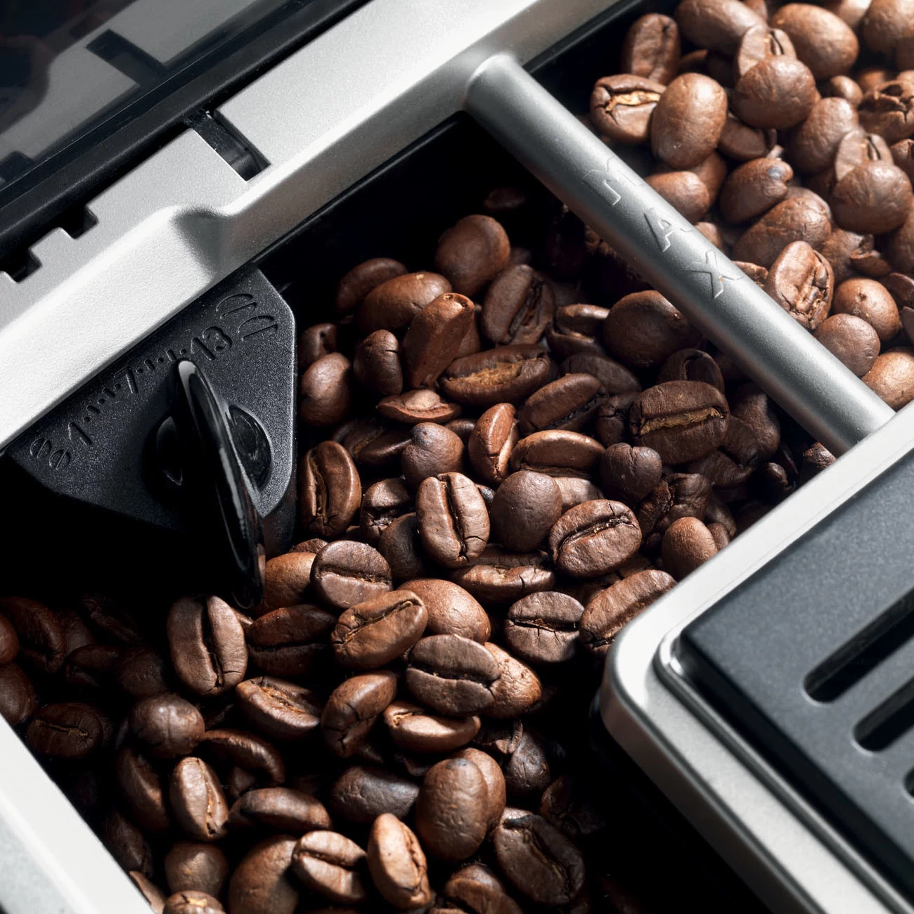 Delonghi ECAM22110SB Magnifica XS Super-Automatic Espresso Machine 4 Delonghi ECAM22110SB Magnifica XS Super-Automatic Espresso Machine - Image 4