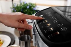 DeLonghi Magnifica Evo ECAM29043SB -Coffee Gear Shop MagnificaEvo ECAM29043SB Lifestyle Alt8